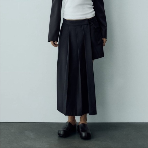 NWT ZARA ASYMMETRICAL PLEATED SKIRT DARK NAVY - Picture 2 of 6